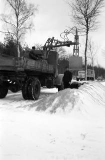 ARH NL Dierssen 1299/0007, Neues Straßenstreugerät mit Greifer, Celle, 1955