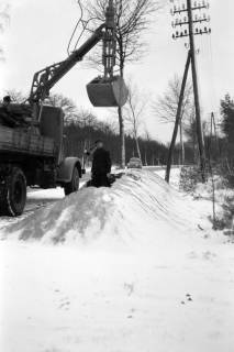 ARH NL Dierssen 1299/0009, Neues Straßenstreugerät mit Greifer, Celle, 1955