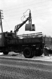 ARH NL Dierssen 1299/0012, Neues Straßenstreugerät mit Greifer, Celle, 1955