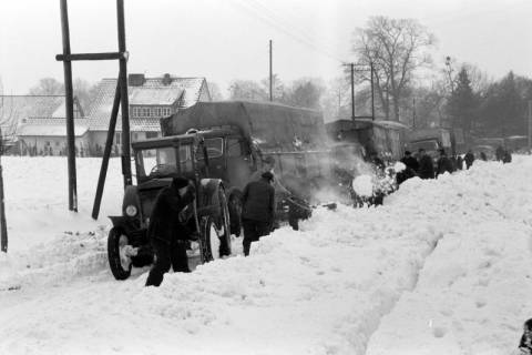 ARH NL Dierssen 1300/0012, Lastzug in Schneewehe, Hasperde, 1955