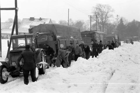 ARH NL Dierssen 1300/0013, Lastzug in Schneewehe, Hasperde, 1955