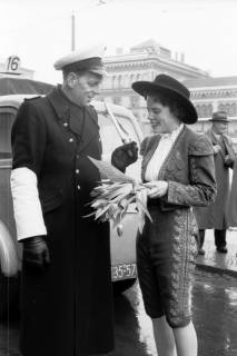 ARH NL Dierssen 1300/0015, Polizist erhält Blumen zum Valentinstag, Hannover, 1955