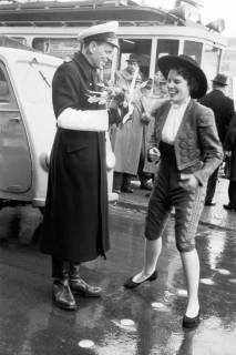 ARH NL Dierssen 1300/0018, Polizist erhält Blumen zum Valentinstag, Hannover, 1955
