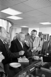 ARH NL Dierssen 1305/0001, Ludwig Erhard bei Rheinstahl auf der Messe, Hannover, 1955