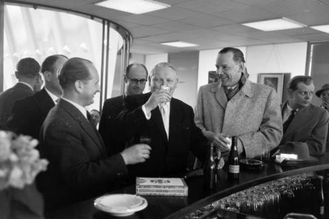 ARH NL Dierssen 1305/0002, Ludwig Erhard bei Rheinstahl auf der Messe, Hannover, 1955