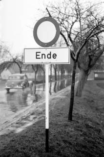 ARH NL Dierssen 1305/0018, Verkehrsschild "Durchfahrt verboten - Ende", Wunstorf, 1955