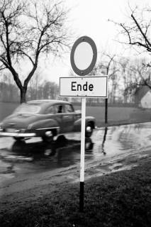ARH NL Dierssen 1305/0019, Verkehrsschild "Durchfahrt verboten - Ende", Wunstorf, 1955
