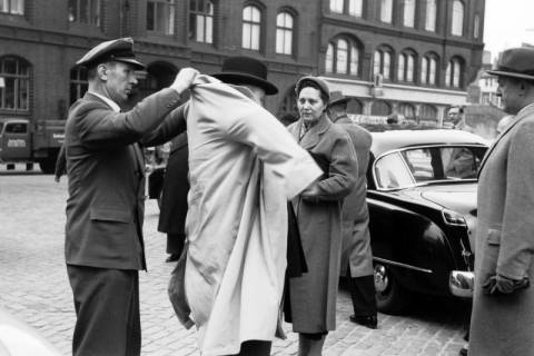 ARH NL Dierssen 1308/0006, Kirchgang nach Landtagswahl: Heinrich Hellwege, Hannover, 1955
