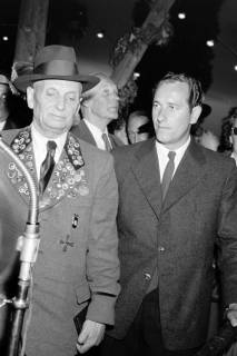 ARH NL Dierssen 1313/0019, Wüstehoff mit Bundesschützenkönig, Hannover, 1955