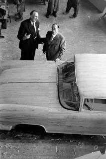 ARH NL Dierssen 1328/0005, Dr. h.c. Carl F. W. Borgward in der Borgward-PKW-Fabrik, Bremen, 1955