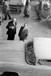 ARH NL Dierssen 1328/0006, Dr. h.c. Carl F. W. Borgward in der Borgward-PKW-Fabrik, Bremen, 1955