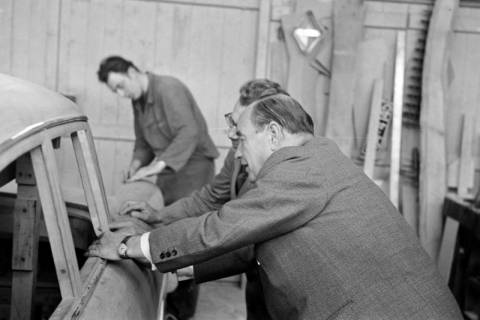 ARH NL Dierssen 1328/0008, Dr. h.c. Carl F. W. Borgward in der Borgward-PKW-Fabrik, Bremen, 1955