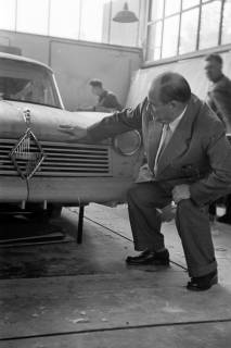 ARH NL Dierssen 1328/0013, Dr. h.c. Carl F. W. Borgward in der Borgward-PKW-Fabrik, Bremen, 1955