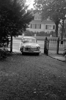 ARH NL Dierssen 1328/0017, Ein Borgward Hansa 2400 II in der Einfahrt zur Borgward-Villa, Bremen, 1955