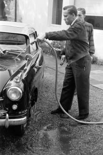 ARH NL Dierssen 1328/0023, Söhne von Carl Borgward beim Waschen eines Lloyd 600, Bremen, 1955