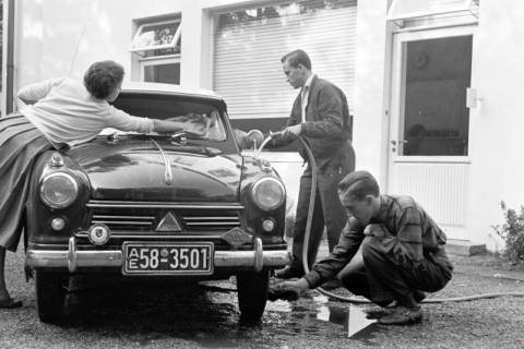 ARH NL Dierssen 1328/0029, Söhne von Carl Borgward und Ehefrau Elisabeth (geb. Rühl) beim Waschen eines Lloyd 600, Bremen, 1955