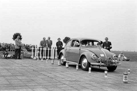 ARH NL Dierssen 1336/0016, PKW-Geschicklichkeitsturnier auf dem Flughafen Braunschweig-Wolfenbüttel, Braunschweig, 1955