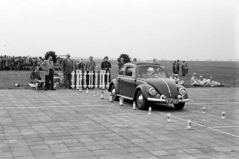 ARH NL Dierssen 1336/0019, PKW-Geschicklichkeitsturnier auf dem Flughafen Braunschweig-Wolfenbüttel, Braunschweig, 1955