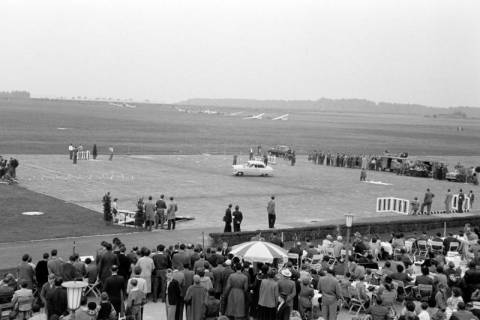 ARH NL Dierssen 1336/0021, PKW-Geschicklichkeitsturnier auf dem Flughafen Braunschweig-Wolfenbüttel, Braunschweig, 1955
