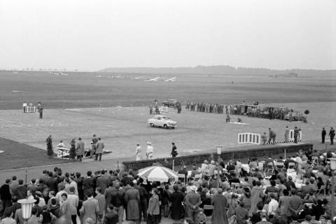 ARH NL Dierssen 1336/0023, PKW-Geschicklichkeitsturnier auf dem Flughafen Braunschweig-Wolfenbüttel, Braunschweig, 1955