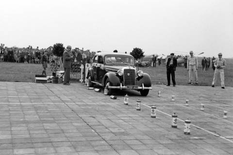 ARH NL Dierssen 1336/0024, PKW-Geschicklichkeitsturnier auf dem Flughafen Braunschweig-Wolfenbüttel, Braunschweig, 1955