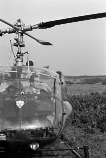 ARH NL Dierssen 1339/0007, Manöver Bundesgrenzschutz: CDU-Bundesinnenminister Gerhard Schröder (rechts) in einem Hubschrauber, Mandelsloh, 1955