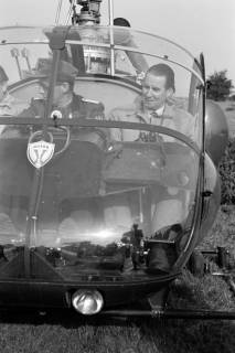 ARH NL Dierssen 1339/0008, Manöver Bundesgrenzschutz: CDU-Bundesinnenminister Gerhard Schröder (rechts) in einem Hubschrauber, Mandelsloh, 1955