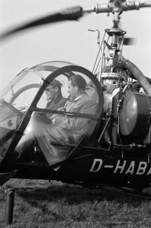 ARH NL Dierssen 1339/0009, Manöver Bundesgrenzschutz: CDU-Bundesinnenminister Gerhard Schröder (rechts) in einem Hubschrauber, Mandelsloh, 1955