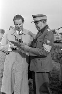ARH NL Dierssen 1339/0012, Manöver Bundesgrenzschutz: links der CDU-Bundesinnenminister Gerhard Schröder, Mandelsloh, 1955