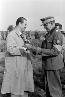ARH NL Dierssen 1339/0014, Manöver Bundesgrenzschutz: links der CDU-Bundesinnenminister Gerhard Schröder, Mandelsloh, 1955
