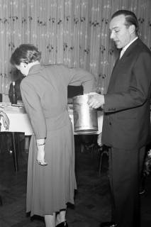 ARH NL Dierssen 1340/0002, Weihnachtsfeier der Textil-Warenhauskette "Nylon-Vitrine", Hannover, 1955