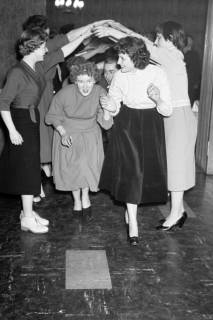 ARH NL Dierssen 1340/0028, Weihnachtsfeier der Textil-Warenhauskette "Nylon-Vitrine", Hannover, 1955