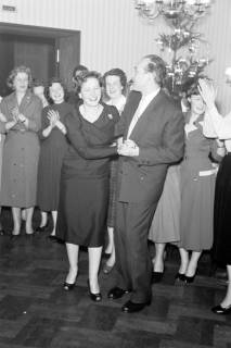 ARH NL Dierssen 1340/0034, Weihnachtsfeier der Textil-Warenhauskette "Nylon-Vitrine", Hannover, 1955