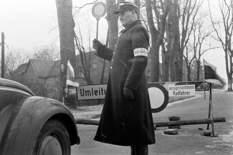 ARH NL Dierssen 1344/0029, Straßenwärter als Hilfspolizei bei Frostaufbrüchen, Bad Münder, 1956