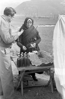 ARH NL Dierssen 1346/0028, Tietsch kauft Limonade am Straßenrand, Skopje, 1956