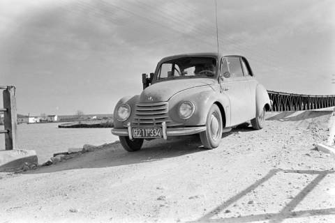 ARH NL Dierssen 1347/0011, Auto auf einer Brücke, Griechenland, 1956