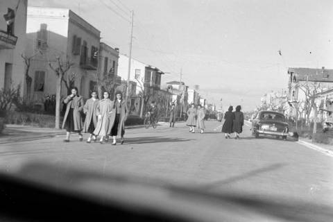 ARH NL Dierssen 1347/0022, Blick aus dem Wagen auf Straßenbild in einem Ort, Griechenland, 1956