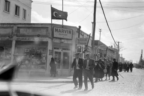 ARH NL Dierssen 1347/0038, Blick aus dem Wagen auf Straße und Menschen, Babaeski, 1956