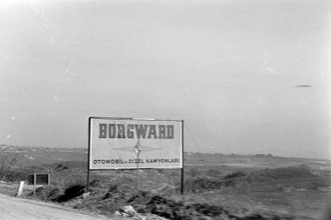 ARH NL Dierssen 1348/0010, Autostraße mit Reklameschildern, Istanbul, 1956