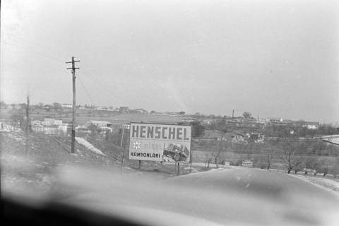 ARH NL Dierssen 1348/0013, Autostraße mit Reklameschildern, Istanbul, 1956