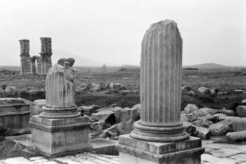 ARH NL Dierssen 1351/0017, Gerhard Dierssen zwischen Ruinen, Philippi, 1956