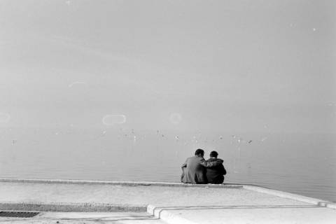 ARH NL Dierssen 1351/0021, Liebespaar am Hafen, Thessaloniki, 1956