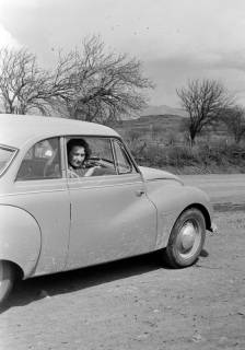 ARH NL Dierssen 1351/0036, Elly Dierssen im Auto, Polykastro, 1956