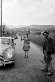 ARH NL Dierssen 1353/0021, Frau trägt einen Korb auf dem Kopf, Kroatien, 1956