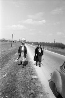ARH NL Dierssen 1353/0022, Frau trägt einen Korb auf dem Kopf, Kroatien, 1956