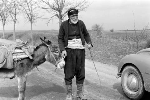 ARH NL Dierssen 1354/0001, Älterer Mann mit Esel, Xanthi, 1956