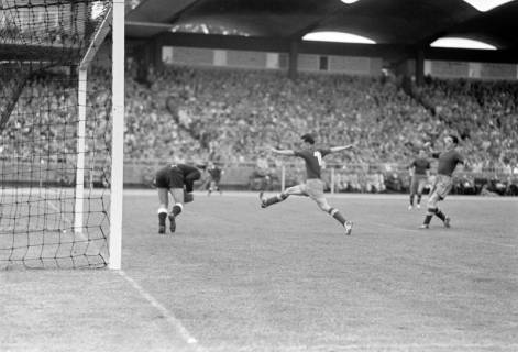 ARH NL Dierssen 1356/0015, Deutsche Fußballmeisterschaft 1955/56: Hannover 96 gegen FC Kaiserslautern, Hannover, 1956