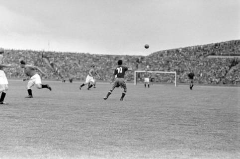 ARH NL Dierssen 1356/0019, Deutsche Fußballmeisterschaft 1955/56: Hannover 96 gegen FC Kaiserslautern, Hannover, 1956