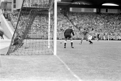 ARH NL Dierssen 1356/0035, Deutsche Fußballmeisterschaft 1955/56: Hannover 96 gegen FC Kaiserslautern, Hannover, 1956
