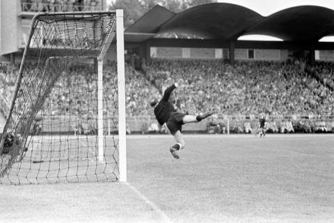 ARH NL Dierssen 1356/0036, Deutsche Fußballmeisterschaft 1955/56: Hannover 96 gegen FC Kaiserslautern, Hannover, 1956